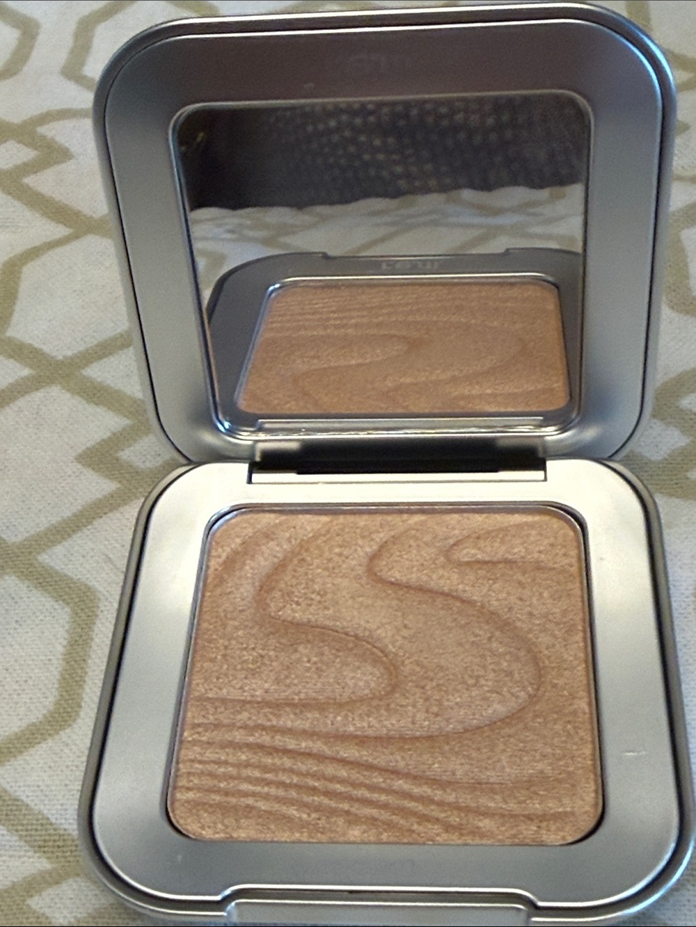 Luminous Warm Gold Highlighter Compact – Radiant Glow